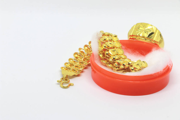 Золотий браслет на білому тлі. ювелірні вироби дорогоцінний камінь
 - Фото, зображення