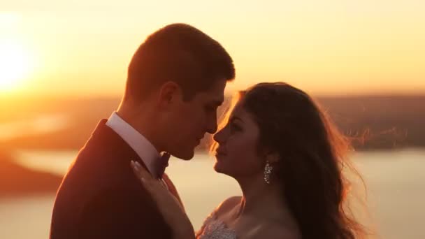 Крупним планом фото романтичного купе цілується в день їхнього шлюбу
. - Кадри, відео