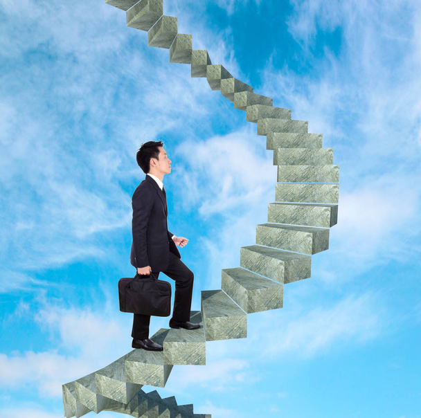 бизнесмен поднимается наверх по изогнутой лестнице к успеху
 - Фото, изображение