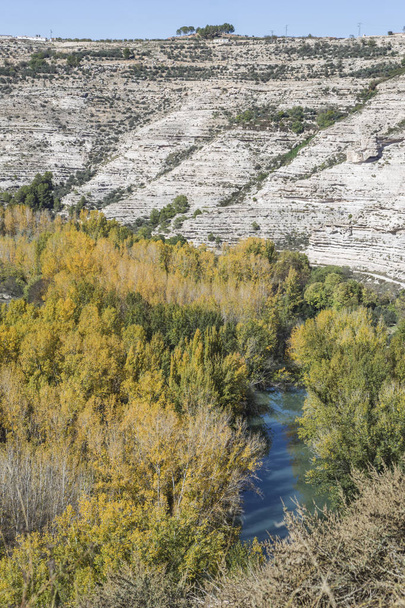 Vista panorâmica do vale do rio Jucar durante o outono, t
 - Foto, Imagem