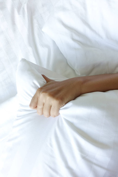 mão de mulheres puxando lençóis brancos em êxtase, orgasmo
. - Foto, Imagem