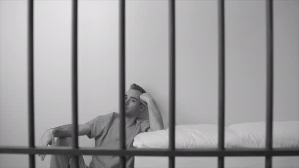 muž vězeň ve vězení - Záběry, video