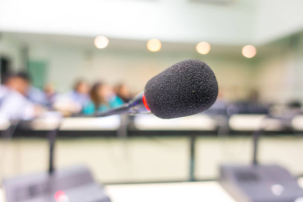Microphone noir dans la salle de conférence (Image filtrée traitée v
 - Photo, image