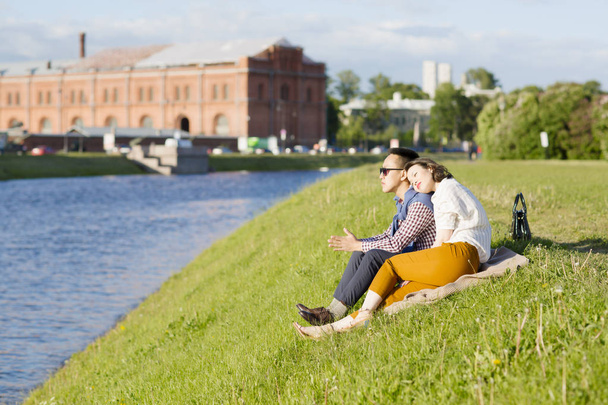 La coppia amorevole è seduta sull'erba
. - Foto, immagini
