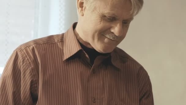 Stary szczęśliwy malarz czerpie z emocjami - Materiał filmowy, wideo
