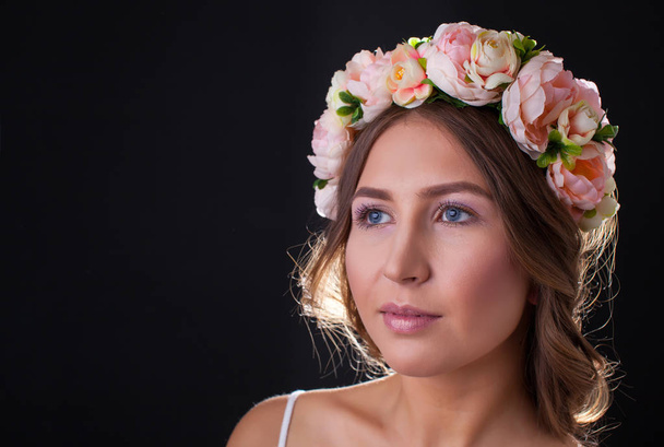 Beautiful girl in wreath of flowers closeup - Foto, Imagem