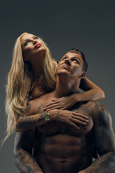 Tetovált ember és szexi szőke lány - Fotó, kép