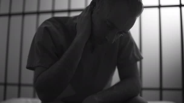 hapishane hücresinde oturan adam tutuklu - Video, Çekim