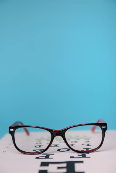glasses lying on snellen test chart - Foto, imagen