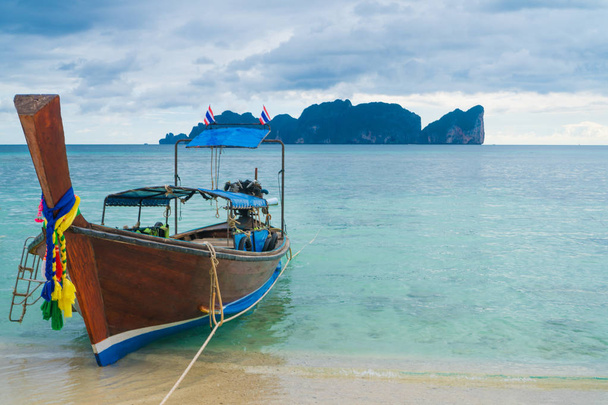 Βάρκα στο νησί λιμάνι των Ko Phi Phi, Ταϊλάνδη - Φωτογραφία, εικόνα