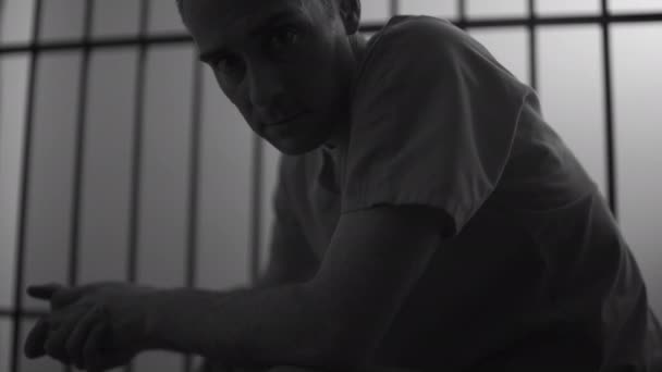 Häftling sitzt in Gefängniszelle - Filmmaterial, Video