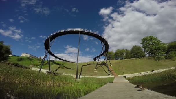 Körkörös szempontból footbridge, 4k - Felvétel, videó