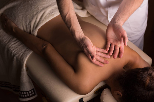 Relaxing massage at spa studio - Zdjęcie, obraz