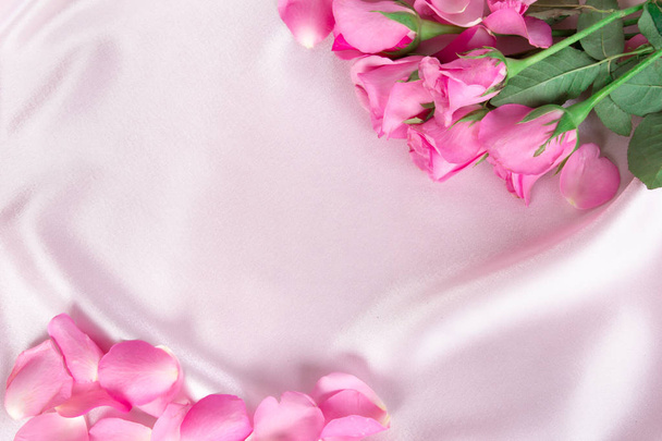  букет сладких розовых роз лепесток на мягкой розовой шелковой ткани, романтика и любовь карты концепции
 - Фото, изображение