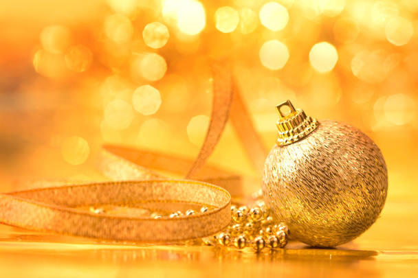 Χρυσή μπάλα Χριστουγεννιάτικα στολίδια για το φόντο της γιορτής - Φωτογραφία, εικόνα