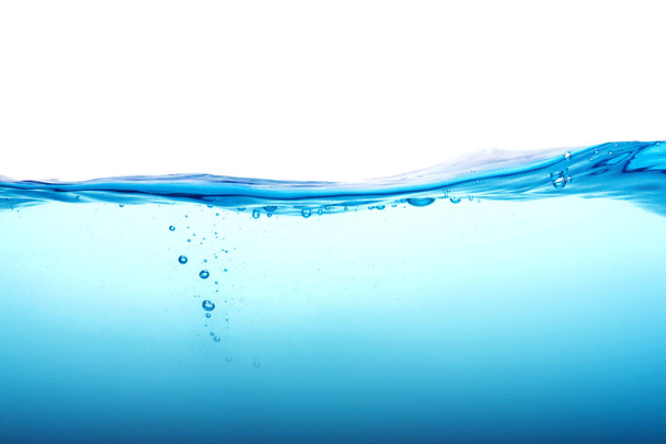Cerrar azul Salpicadura de agua con burbujas sobre fondo blanco
 - Foto, Imagen