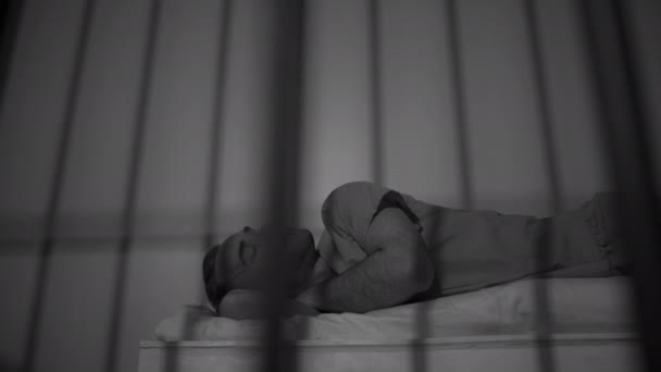 homme détenu en prison sur le lit
 - Séquence, vidéo