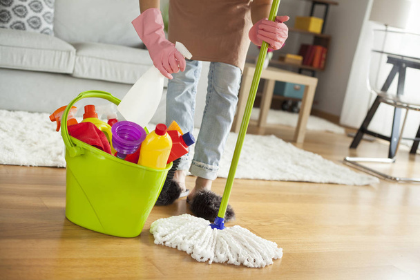 Mujer joven limpieza piso en la habitación
 - Foto, Imagen