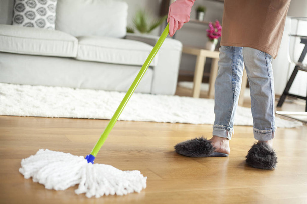 Jovem mulher limpeza chão no quarto
 - Foto, Imagem