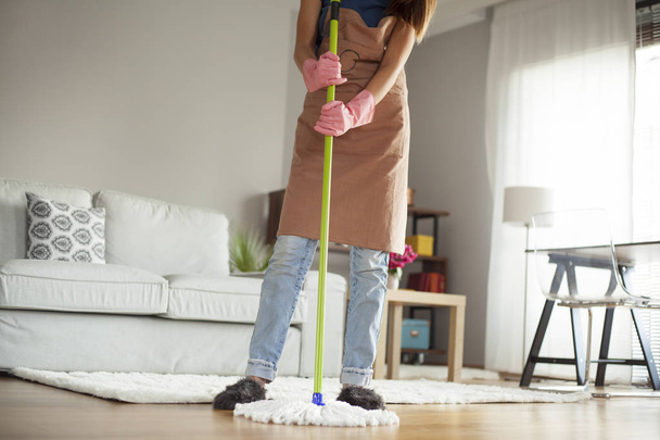 Jovem mulher limpeza chão no quarto
 - Foto, Imagem