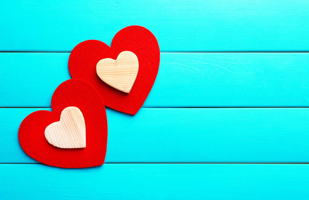 Red hearts on turquoise background - Photo, image