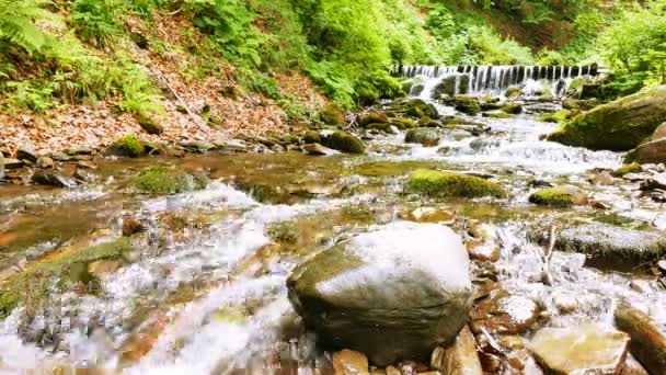  kleiner Wasserfall und Bach in der Gebirgssonne. 4k 3840x2160 - Filmmaterial, Video
