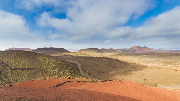 Vulkanische landschappen op Timanfaya. Lanzarote. Canarische eilanden. Spa - Foto, afbeelding