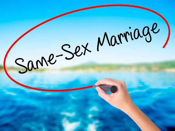 Frau schreibt gleichgeschlechtliche Ehe mit Filzstift über Transpat - Foto, Bild