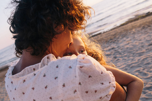 Córka kobiety i młode na plaży - Zdjęcie, obraz