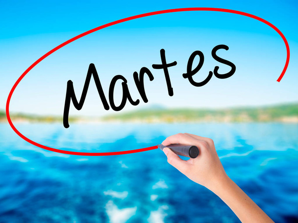 Vrouw Hand schrijven Martes (dinsdag in het Spaans) met een marker ove - Foto, afbeelding