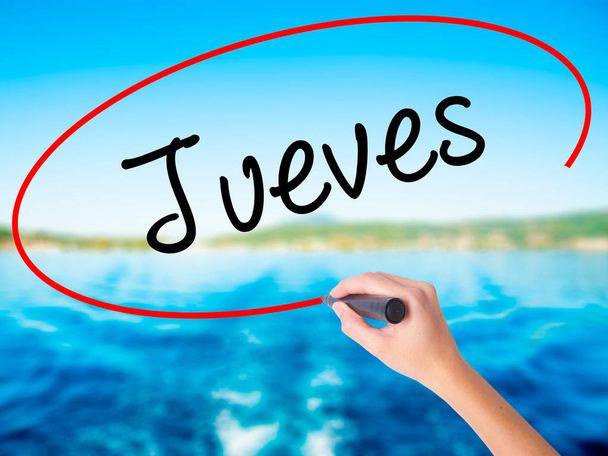 Женщина ручной записи Jueves (четверг на испанском языке) с маркером в
 - Фото, изображение