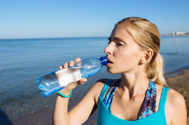 Kobieta noszenia odzieży sportowej wody pitnej  - Zdjęcie, obraz