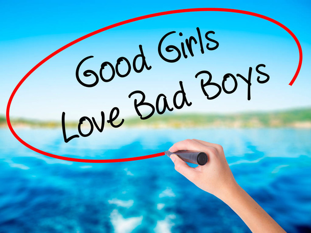 Женщина пишет хорошие девочки любят плохих парней с маркером над t
 - Фото, изображение