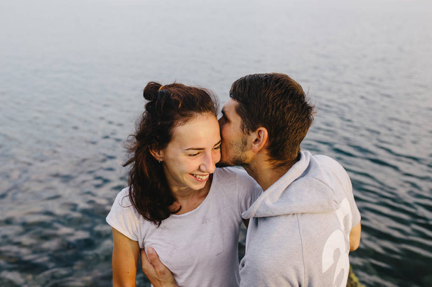красива пара поцілунків на відкритому повітрі
 - Фото, зображення