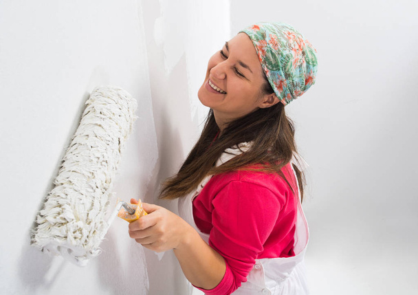 壁を塗るハピィ若い女性  - 写真・画像