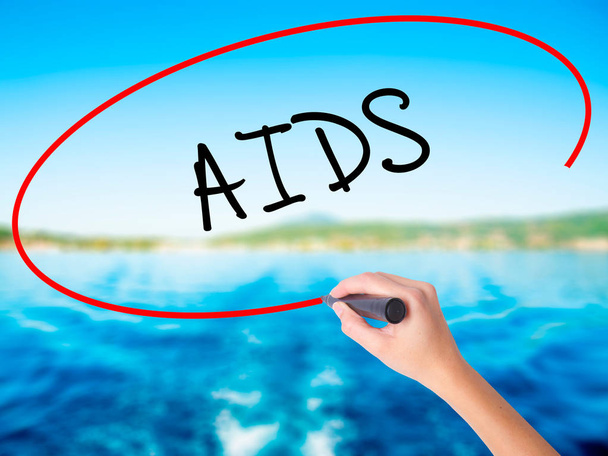Nainen Käsi Kirjoittaminen AIDS merkki yli läpinäkyvä aluksella
 - Valokuva, kuva