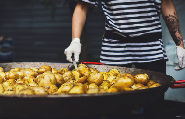 Opečené brambory vařené v hrnci kovových kotel - Fotografie, Obrázek