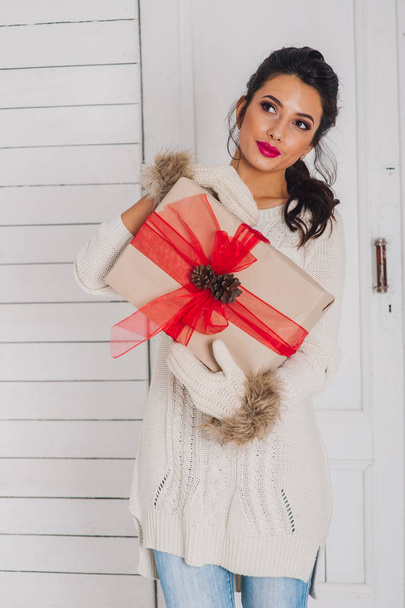 woman with christmas gift - Foto, imagen