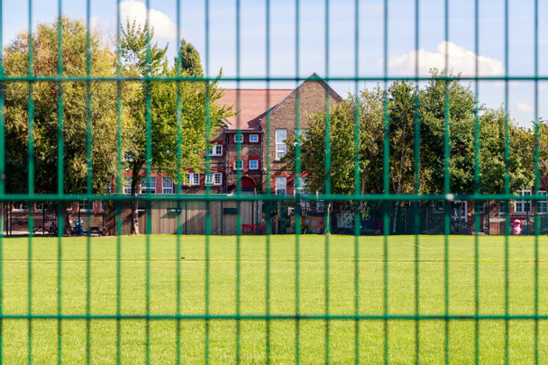 Grüner Zaun und Häuser - Foto, Bild