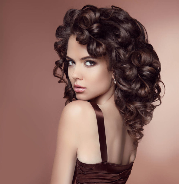 Beauty brunette portrait. Curly Hair. Makeup. Attractive girl wi - Zdjęcie, obraz