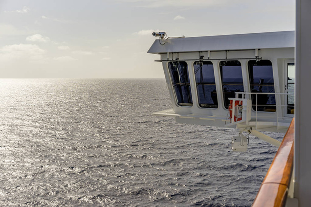 Κατάστρωμα παρατήρησης που βγαίνει από την πλευρά του σκάφους - Φωτογραφία, εικόνα