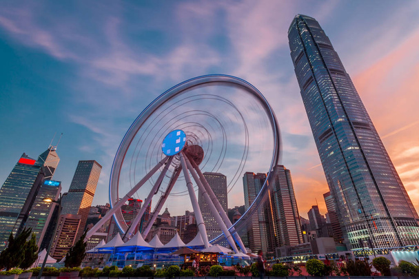 Het reuzenrad Hong Kong in de zonsondergang. - Foto, afbeelding