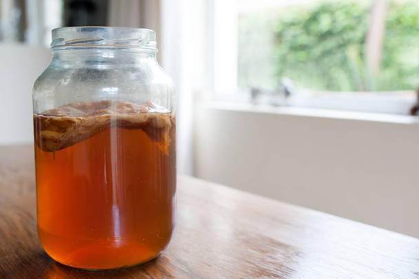 Kombucha thee in een glazen pot - Foto, afbeelding