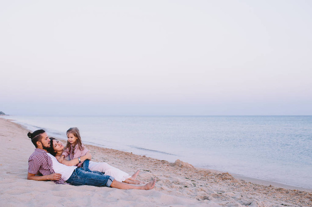 perhe nauttii elämästä rannalla
 - Valokuva, kuva