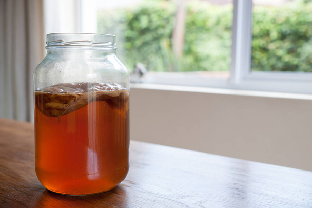 Kombucha Tea egy üvegedénybe - Fotó, kép