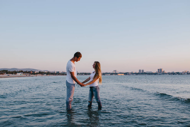  Paar hält Händchen im Meer - Foto, Bild
