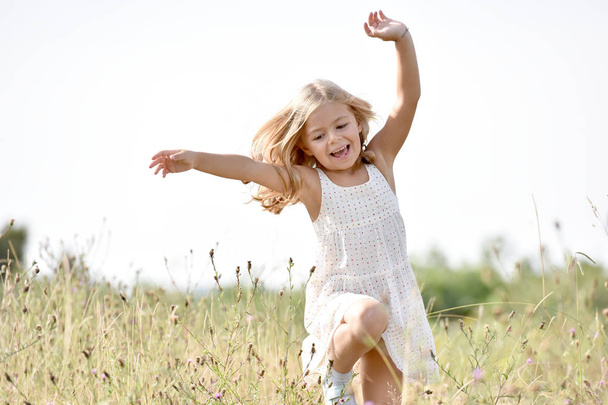 Little girl running  - Zdjęcie, obraz