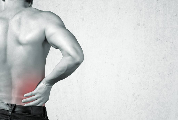 Mann berührt schmerzenden Rücken - Foto, Bild