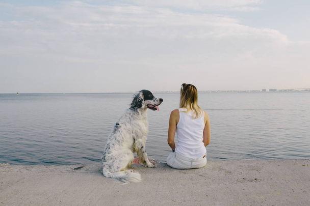 žena s roztomilý bílý pes - Fotografie, Obrázek