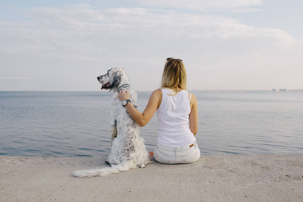femme avec chien blanc mignon
 - Photo, image